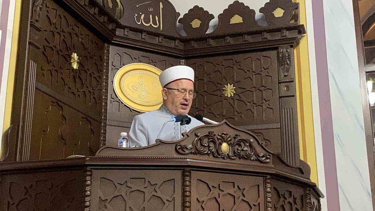 BOLU’DA MİRAÇ KANDİLİ’NDE CAMİLERE AKIN EDEN VATANDAŞLAR ELLERİNİ SEMAYA AÇARAK DUALAR...