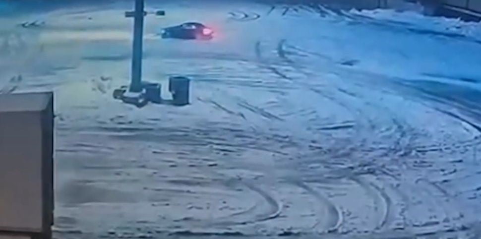 BOLU’DA TEM OTOYOLU ÜZERİNDEKİ BİR DİNLENME TESİSİNİN KARLA KAPLI OTOPARKINDA DRİFT ATAN İKİ...