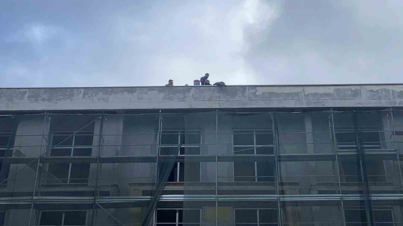 BOLU’DA YAKLAŞIK 1.5 YILDIR DEVAM EDEN BİR OKULUN UYGULAMA BİNASININ İNŞAATINDA ÇALIŞAN 8 İŞÇİ, 3...