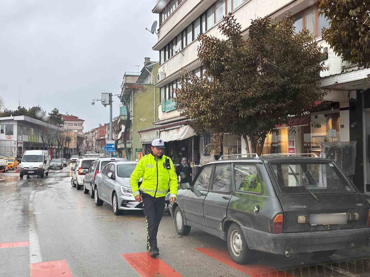 BOLU’DA YAYA GEÇİDİ VE KALDIRIMLARI İŞGAL EDEN SÜRÜCÜLERE MÜDAHALE EDEN EKİPLER, KURALLARA UYMAYAN...