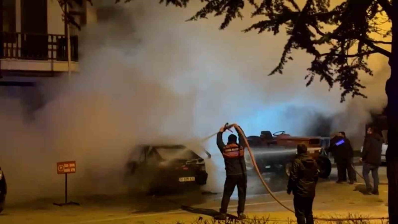 BOLU’NUN GÖYNÜK İLÇESİNDE PARK HALİNDEKİ BİR OTOMOBİL ÇIKAN YANGINDA KULLANILAMAZ HALE...