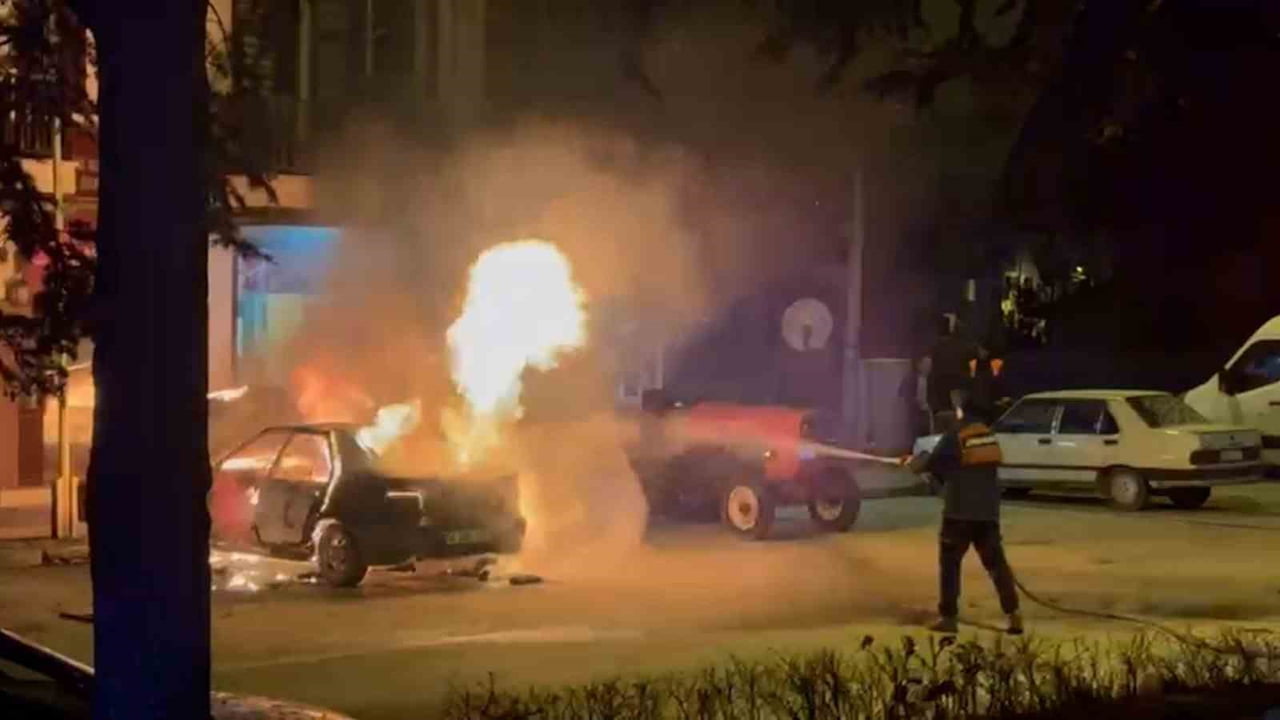 BOLU’NUN GÖYNÜK İLÇESİNDE PARK HALİNDEKİ BİR OTOMOBİL ÇIKAN YANGINDA KULLANILAMAZ HALE...