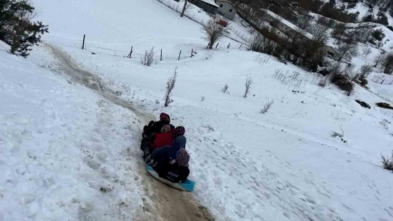 BOLU’NUN MUDURNU İLÇESİNDE GEÇTİĞİMİZ HAFTA ETKİLİ OLAN KAR YAĞIŞIYLA BİRLİKTE KÖYLERİN YAMAÇ...