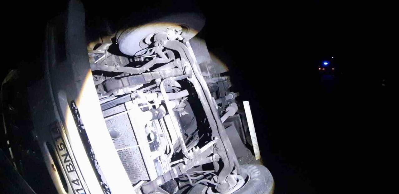 BOLU’NUN MUDURNU İLÇESİNDE SÜRÜCÜSÜNÜN DİREKSİYON HAKİMİYETİNİ KAYBETMESİ SONUCU KAMYON ŞARAMPOLE...