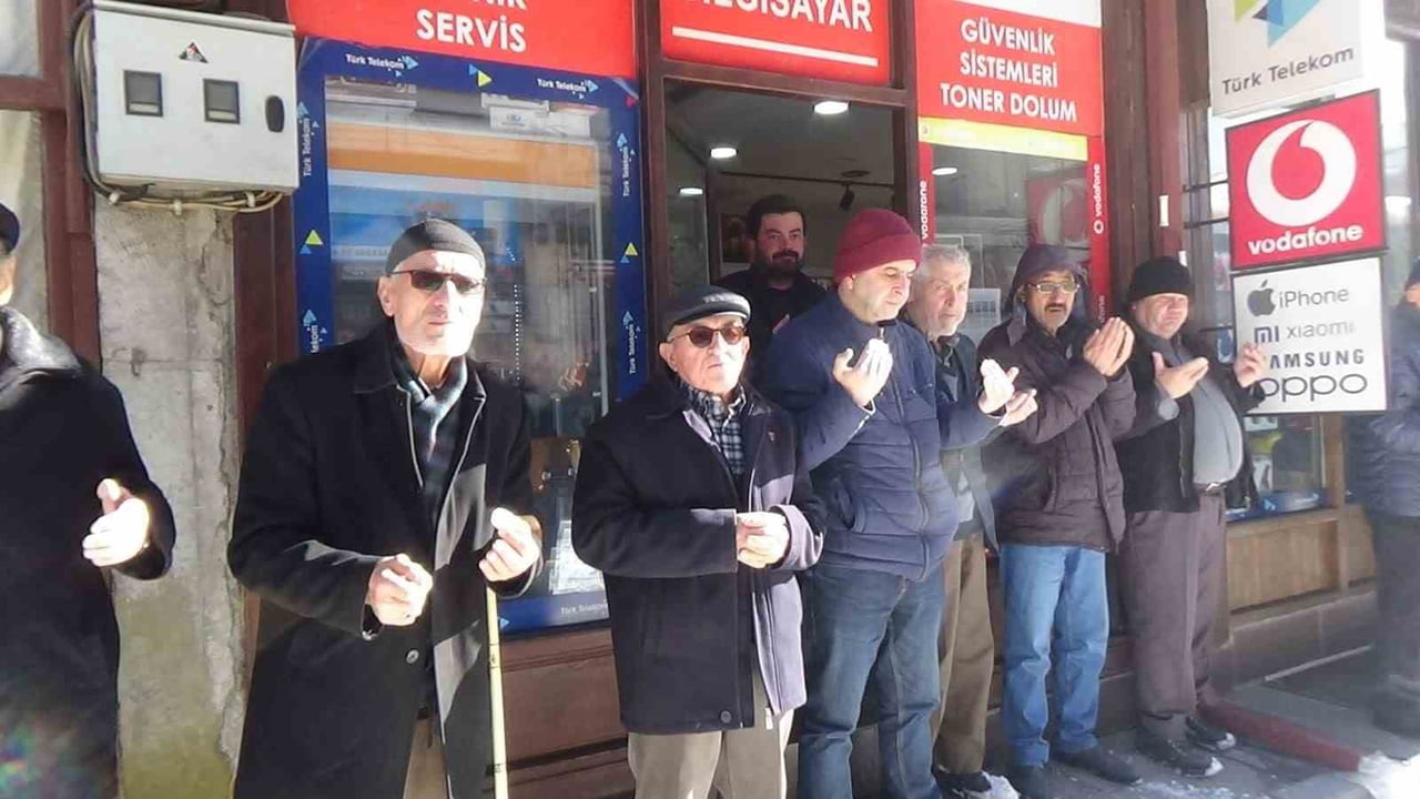 BOLU’NUN MUDURNU İLÇESİNDE YAKLAŞIK 7 ASIRDIR SÜRDÜRÜLEN ESNAF DUASI GELENEĞİ, DONDURUCU SOĞUĞA...