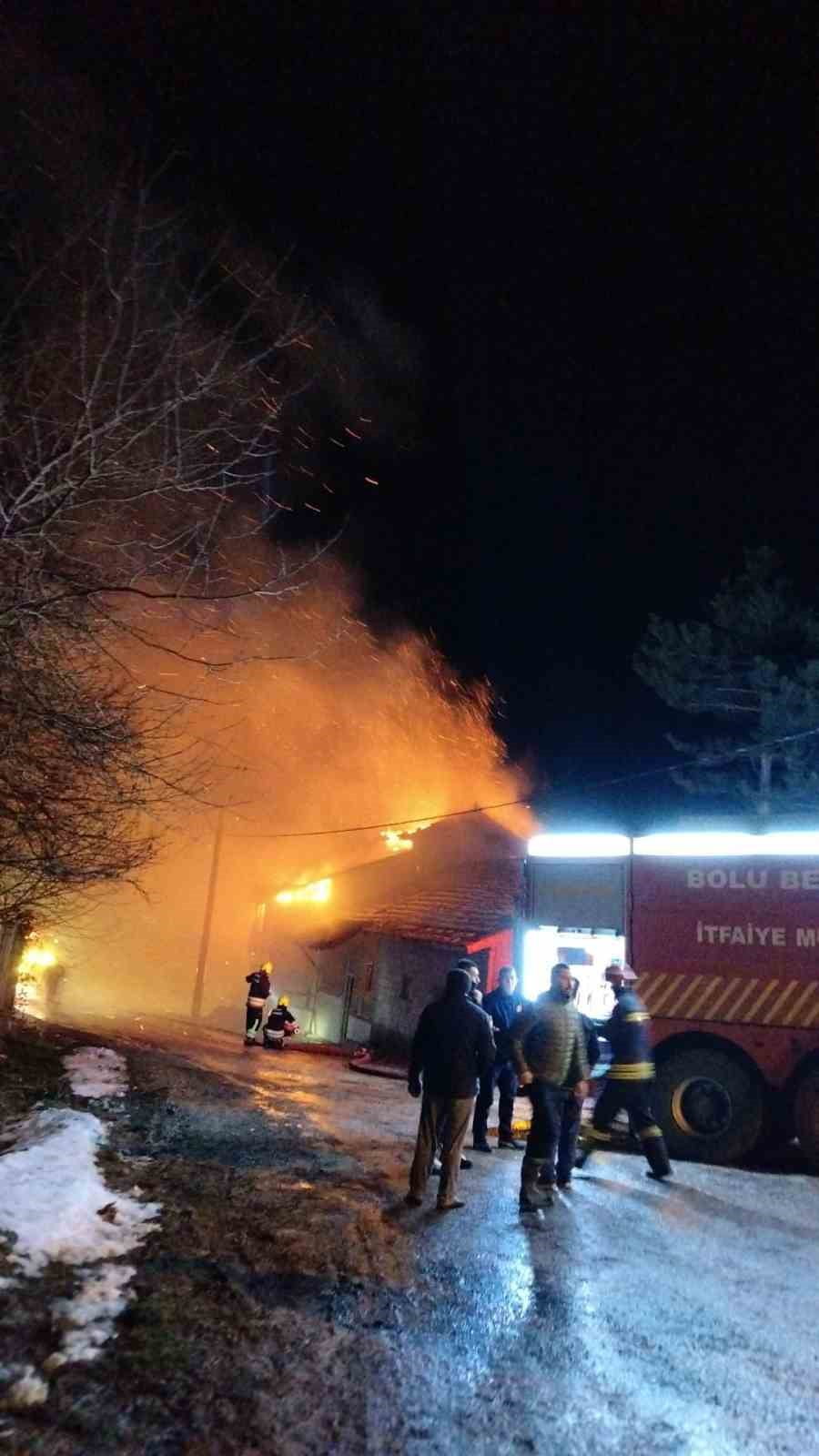 BOLU’NUN MUDURNU İLÇESİNE BAĞLI PİROĞLU KÖYÜNDE İKİ KATLI BİR EVDE ÇIKAN YANGIN, KORKU DOLU ANLAR...