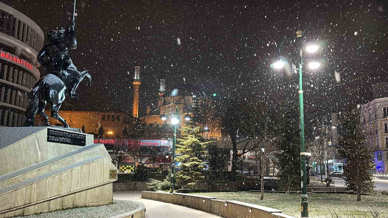 BOLU ŞEHİR MERKEZİNDE GECE SAATLERİNDE KAR YAĞIŞI BAŞLADI.