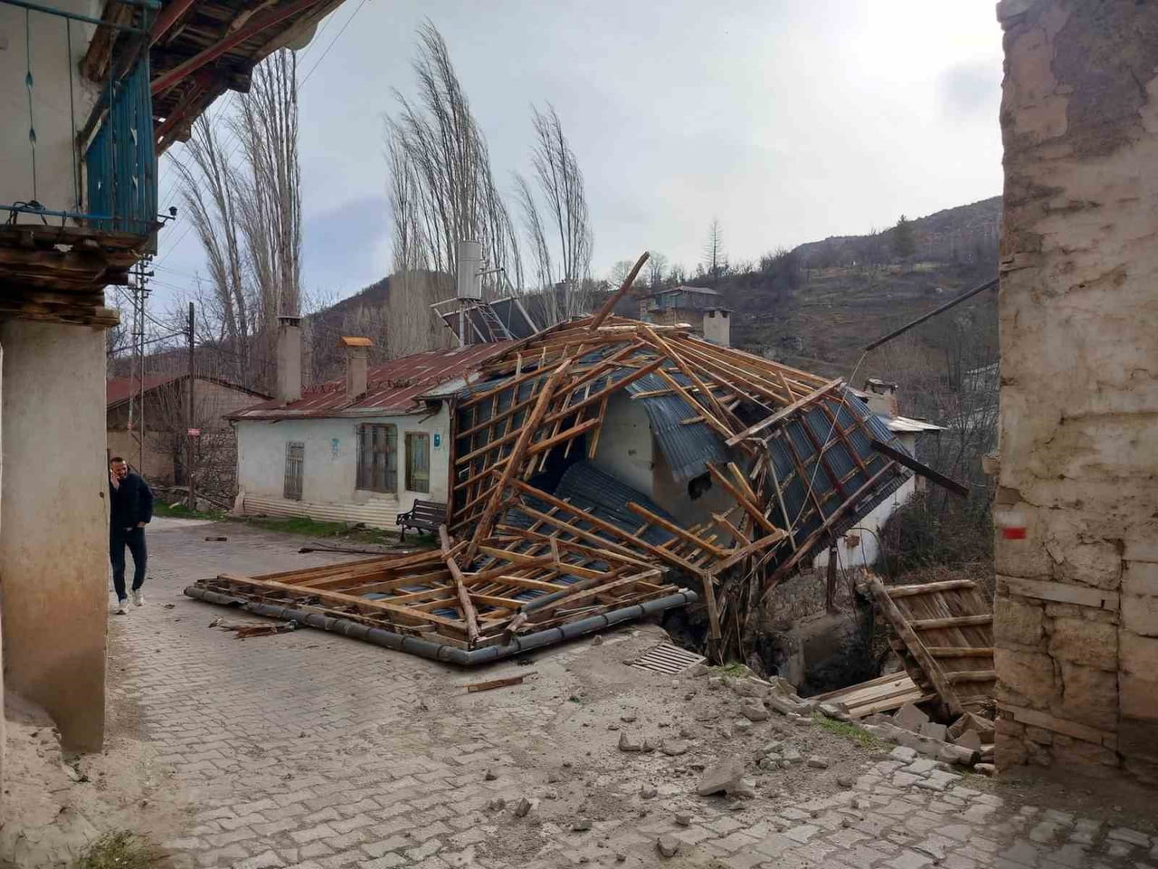 BOZKIR İLÇESİNDE ŞİDDETLİ RÜZGAR BAZI MAHALLELERDEKİ EVLERİN ÇATISINI UÇURDU.