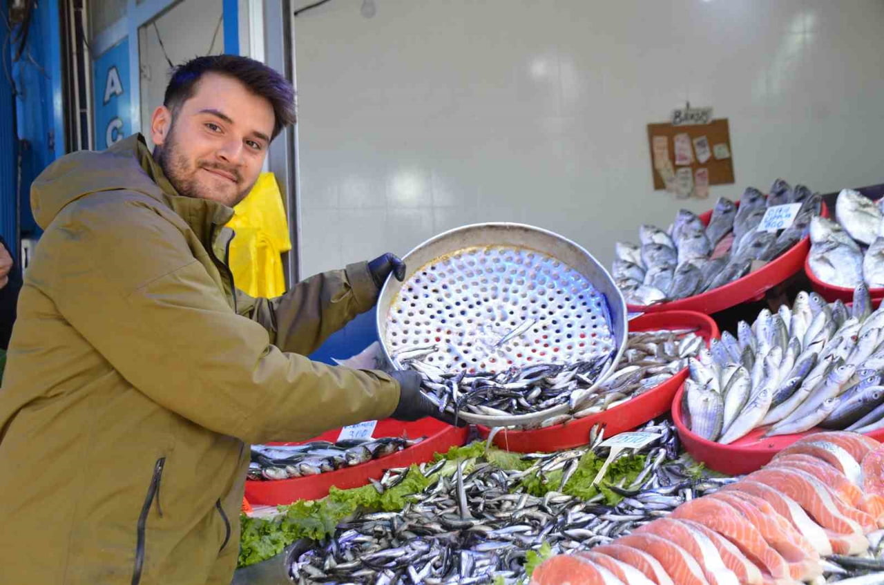 BU YIL TEZGAHLARIN YILDIZI PALAMUT YERİNE KARADENİZ HAMSİSİ OLDU