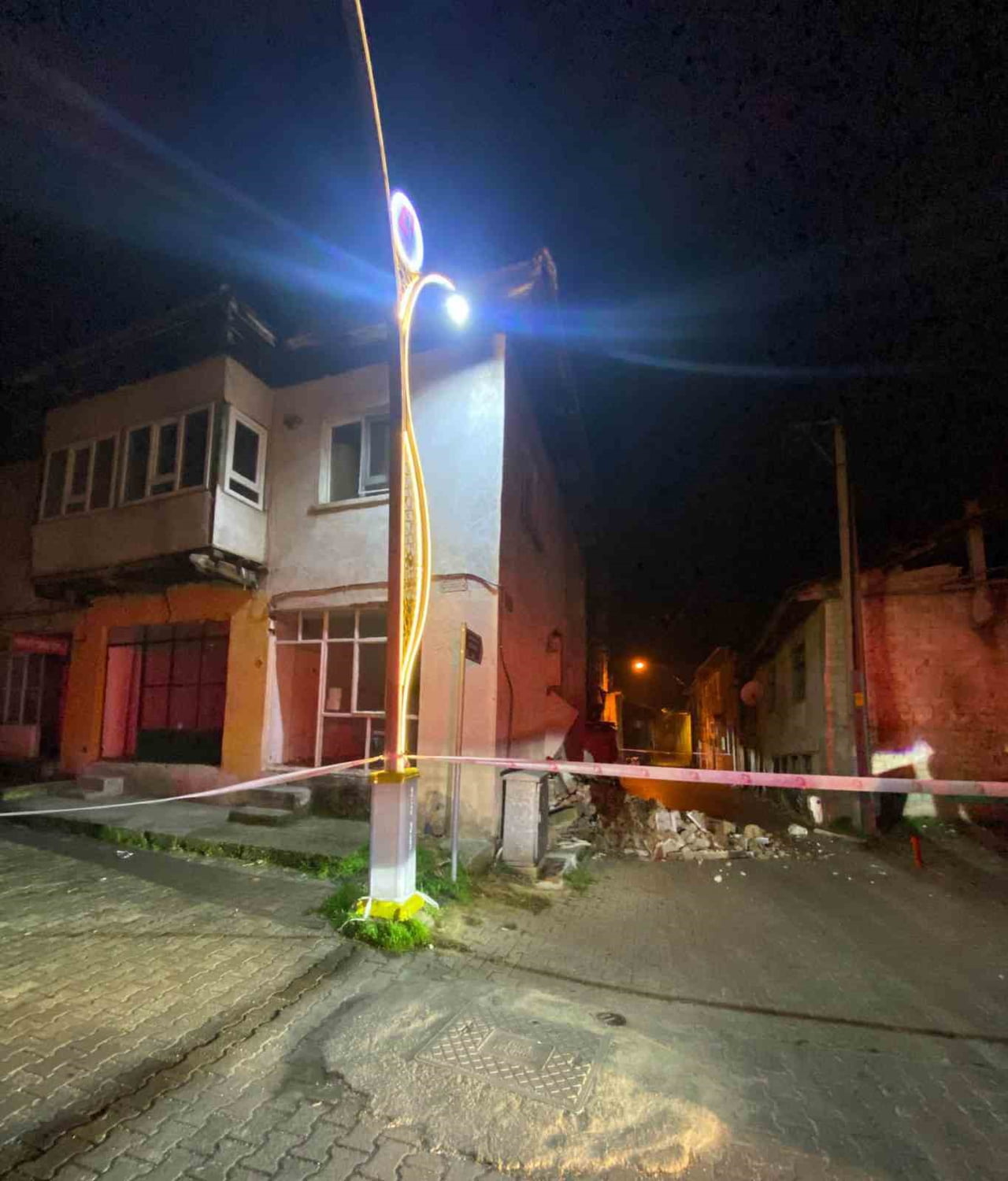 BUCAK İLÇESİNDE KULLANILMAYAN KERPİÇ EVİN YAN DUVARI ÇÖKTÜ