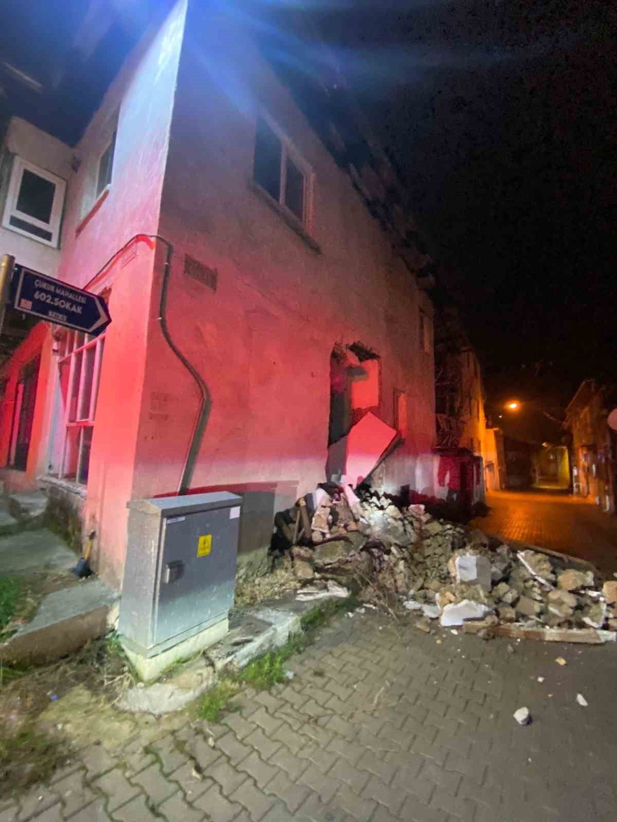 BUCAK İLÇESİNDE KULLANILMAYAN KERPİÇ EVİN YAN DUVARI ÇÖKTÜ