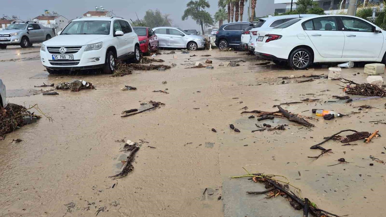 BUGÜN SABAH SAATLERİNDE BAŞLAYAN VE YAKLAŞIK 45 DAKİKA SÜREN SAĞANAK YAĞIŞ SONRASI KUŞADASI’NDA...