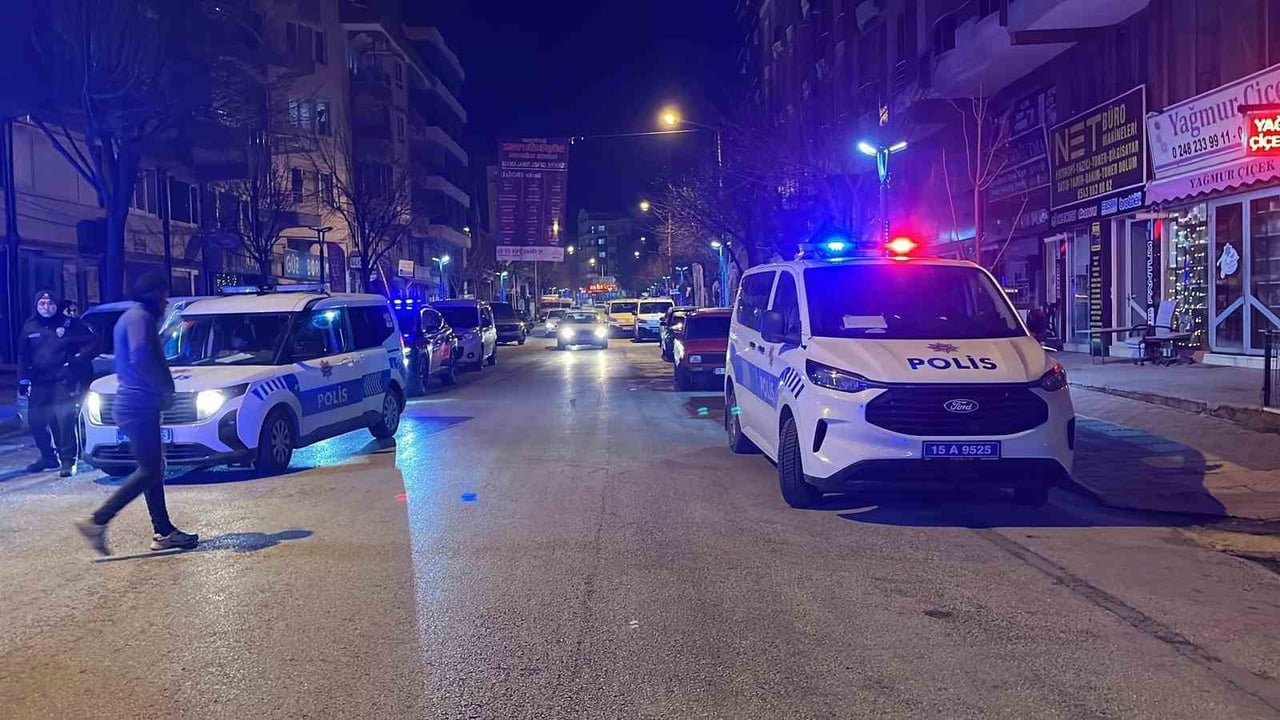 BURDUR'DA EĞLENCE MEKANINDA 2 KİŞİ ARASINDA ÇIKAN KAVGADA 1 KİŞİ BIÇAKLANIRKEN 1 KİŞİ İSE KAVGAYI...