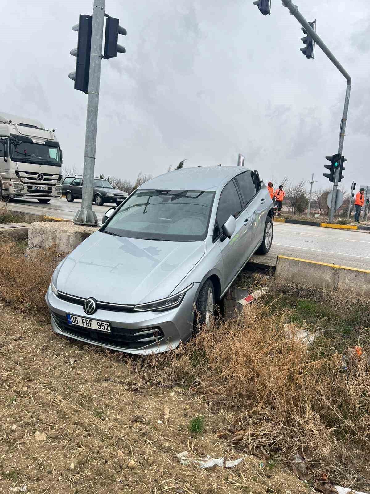 BURDUR'DA KAMYONET İLE OTOMOBİLİN ÇARPIŞTIĞI KAZADA 1 KİŞİ YARALANDI.