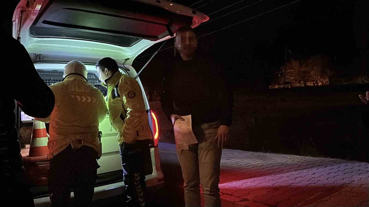 BURDUR'DA KAZAYLA İLGİLENEN POLİS EKİBİNİ GÖRDÜKTEN SONRA SÜRÜCÜ DEĞİŞTİREN GENÇLER, POLİS...