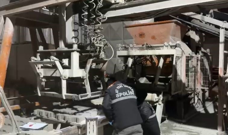 BURDUR'DA KİLİT PARKE ÜRETİM TESİSİNDE BİR İŞÇİ PRES MAKİNESİNE SIKIŞARAK YARALANDI.