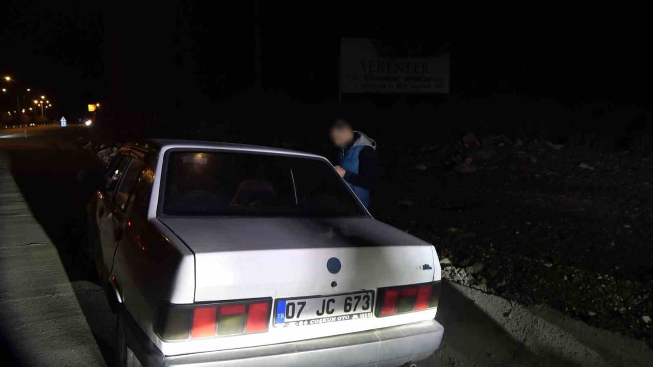 BURDUR'DA UYGULAMA YAPAN POLİSLERİ GÖRÜNCE OTOMOBİLİNİ EMNİYET ŞERİDİNE ÇEKEREK BEKLEYEN ALKOLLÜ...