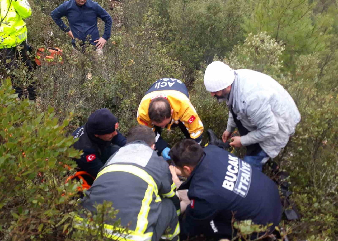 BURDUR'UN BUCAK İLÇESİNDE OTOMOBİLİN UÇURUMA DÜŞTÜĞÜ KAZADA SÜRÜCÜ YARALANDI.
