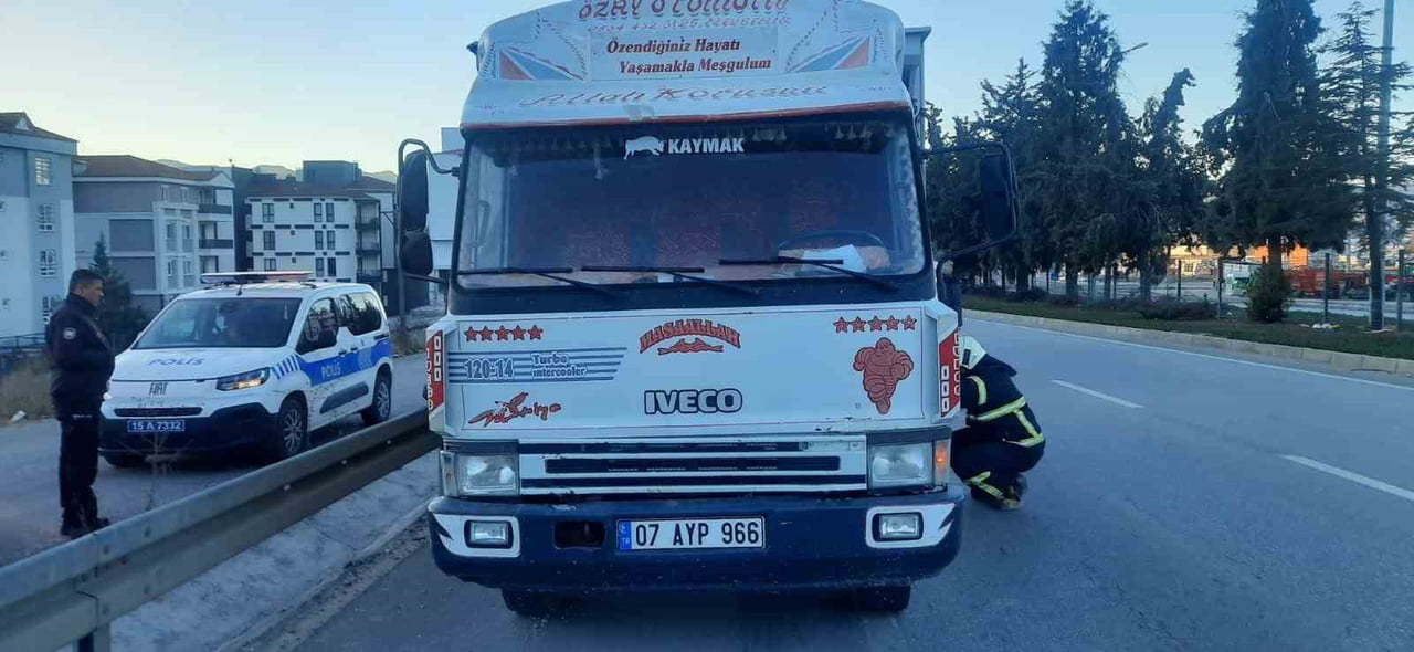 BURDUR'UN BUCAK İLÇESİNDE SEYİR HALİNDEYKEN KAMYONETİN LASTİĞİNDE ÇIKAN YANGIN İTFAİYE EKİPLERİ...