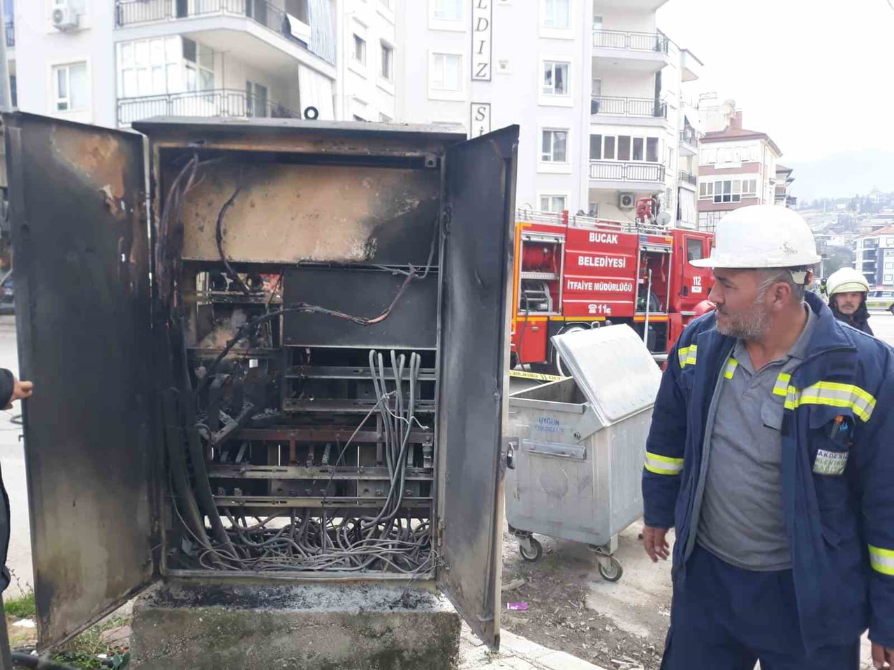 BURDUR'UN BUCAK İLÇESİNDE TRAFODA ÇIKAN YANGIN İTFAİYE EKİPLERİ TARAFINDAN SÖNDÜRÜLDÜ.