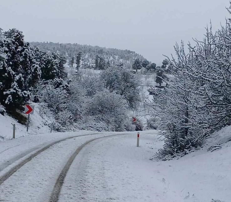 BURDUR'UN GÖLHİSAR İLÇESİNDE YÜKSEK KESİMLERDE KAR YAĞIŞI ETKİLİ OLDU.