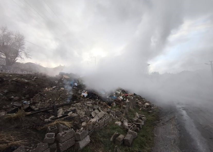 BURDUR'UN YEŞİLOVA İLÇESİNDE EVDE ÇIKAN YANGIN İTFAİYE EKİPLERİNİN UZUN UĞRAŞLARI SONUCU...