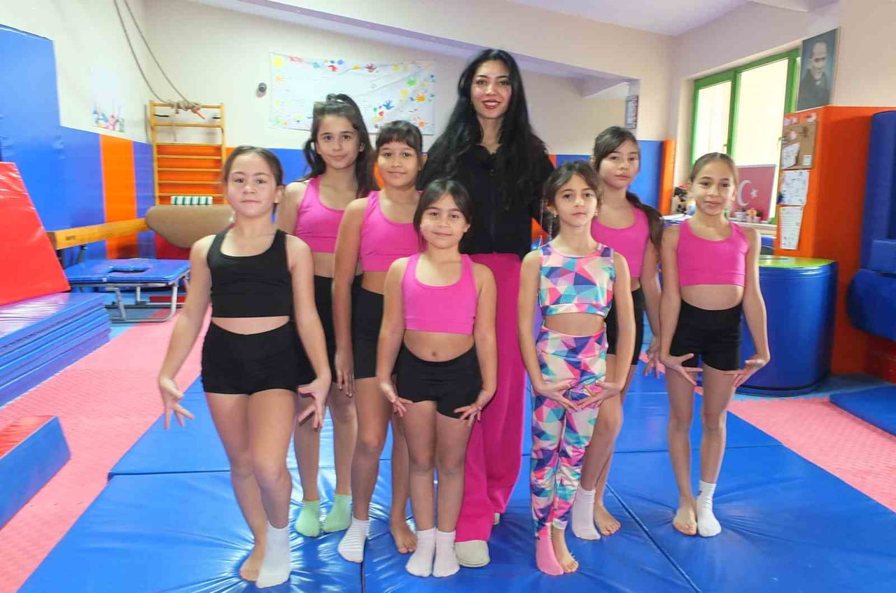 BURHANİYE İLÇE GENÇLİK VE SPOR MÜDÜRLÜĞÜ ATATÜRK SPOR SALONU'NDA BAŞLATTIĞI KIŞ SPOR OKULLARINA...