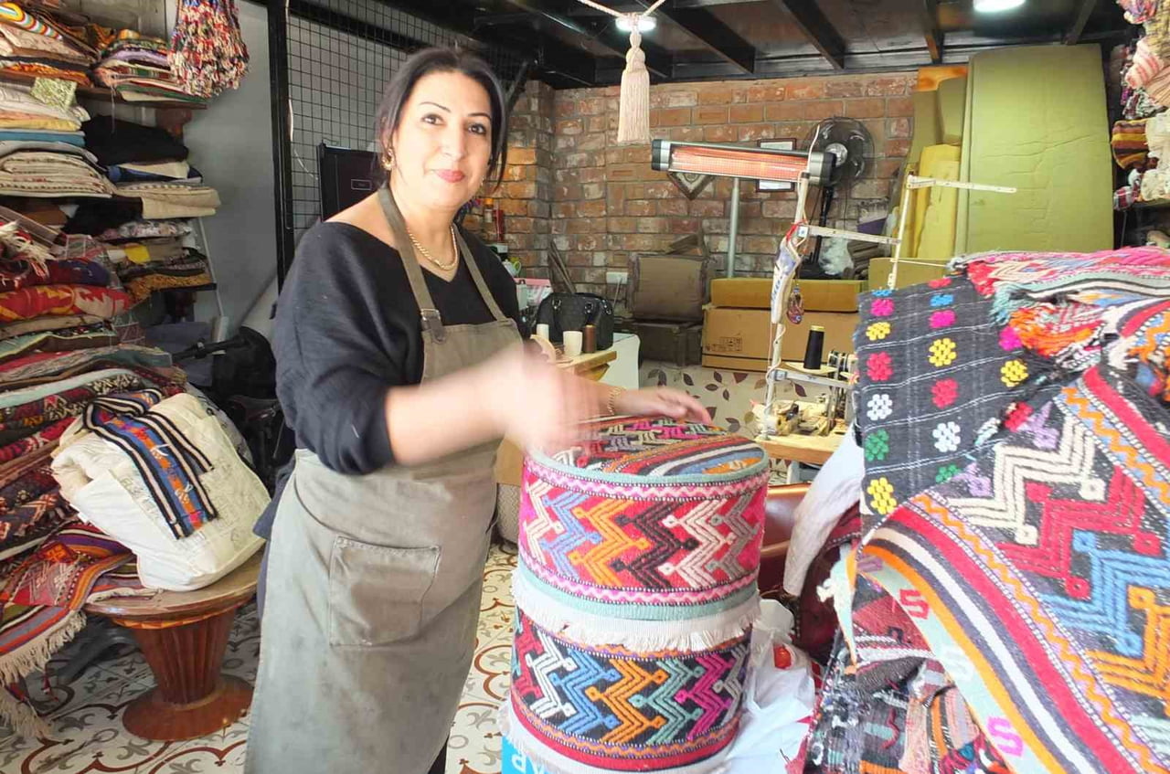 BURHANİYE İLÇESİNDE, AŞÇI HANDAN HASGÜL, ÇÖPE ATILAN ESKİ HALI VE KİLİMLERİ EKONOMİYE...