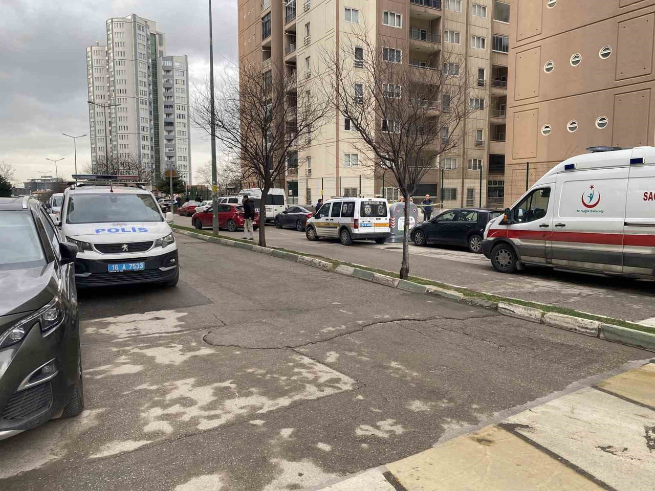 BURSA'DA 45 YAŞINDAKİ BİR ADAM, KİRALAMAK İÇİN EMLAKÇIYLA GELDİĞİ 17.KATTAKİ BOŞ DAİRENİN...