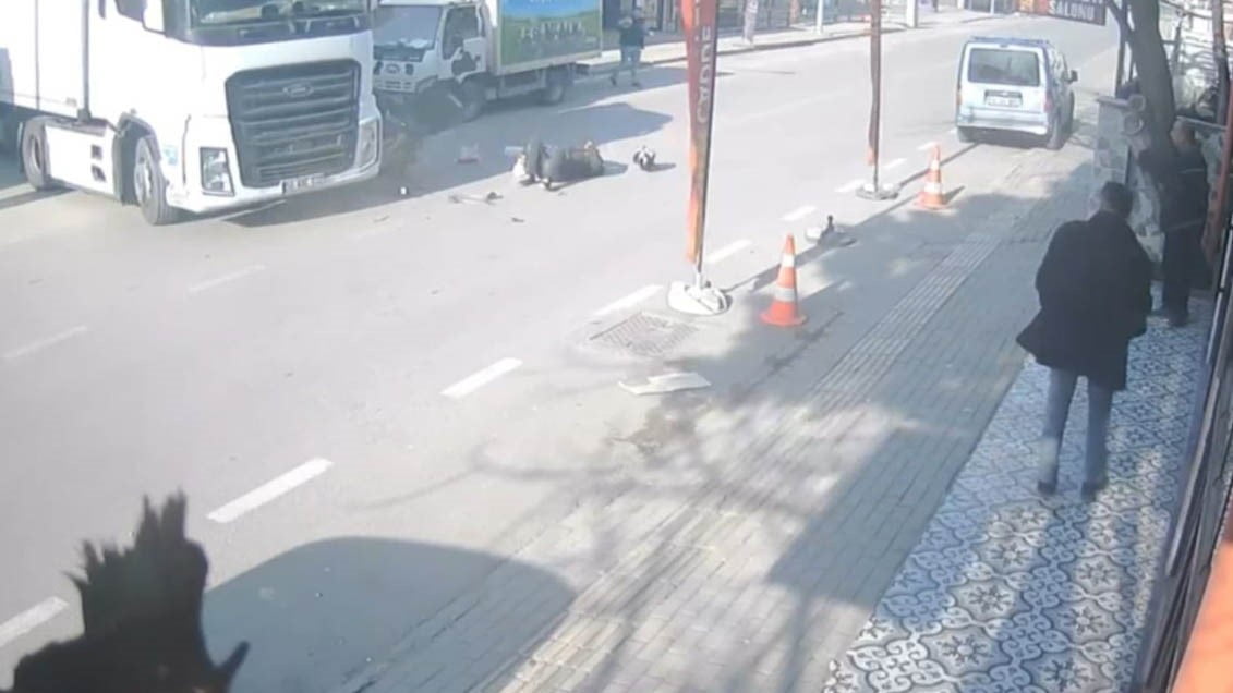 BURSA'DA ANAYOLDA SEYİR HALİNDEKİ MOTOKURYE, ARA YOLDAN ÇIKAN TIRA ÇARPIP SAVRULDU. KAZA ANI...