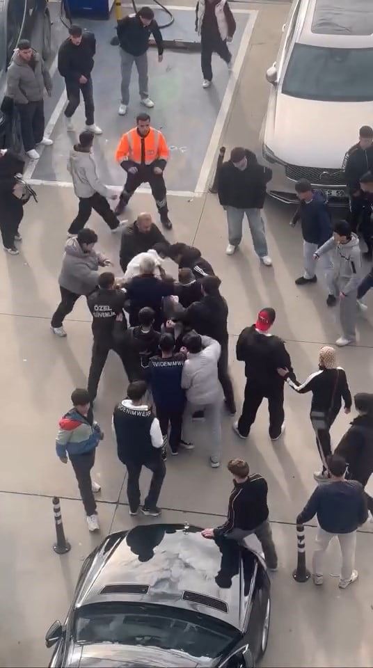 BURSA'DA BİR AVM'NİN OTOPARKINDA BİR BİRİNE GİREN GENÇLER, HERKESE KORKU DOLU ANLAR YAŞATTI.