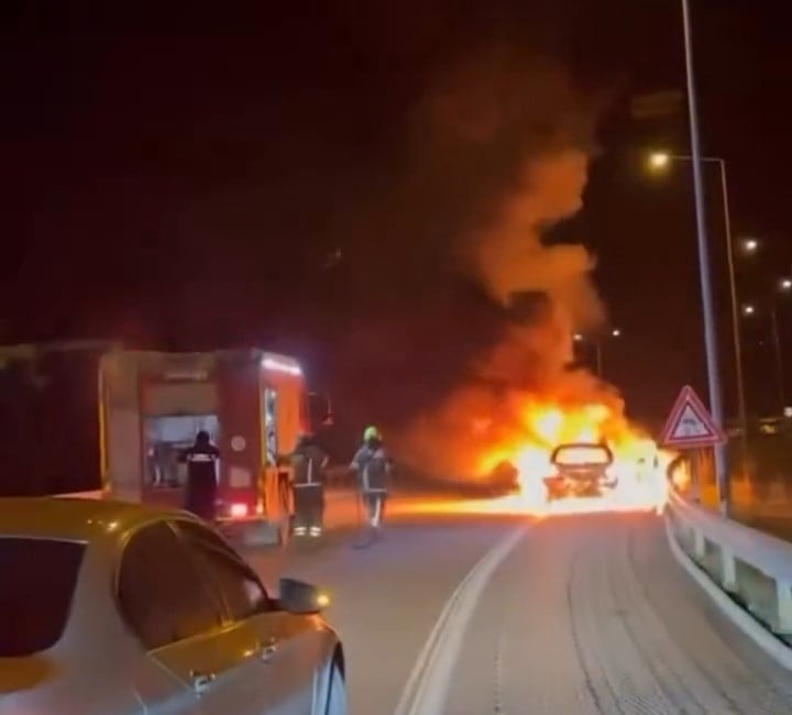 BURSA'DA BİR OTOMOBİLİN MOTORUNDA SEYİR HALİNDEYKEN YANGIN ÇIKTI, ALEV TOPUNA DÖNEN OTOMOBİL...