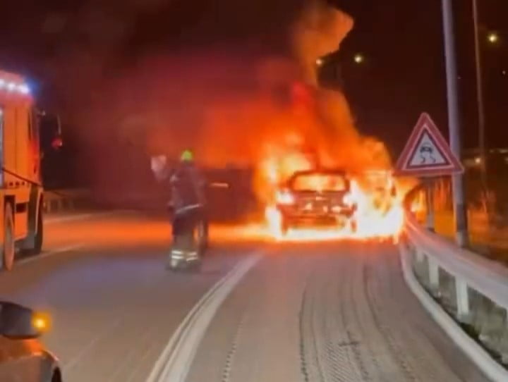 BURSA'DA BİR OTOMOBİLİN MOTORUNDA SEYİR HALİNDEYKEN YANGIN ÇIKTI, ALEV TOPUNA DÖNEN OTOMOBİL...