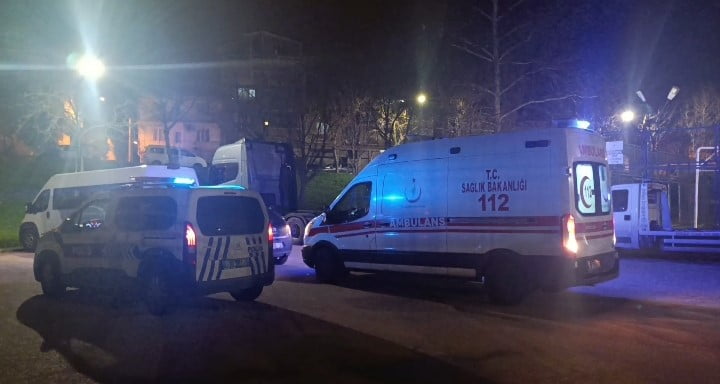 BURSA'DA ÇIKAN BIÇAKLI KAVGADA 2 KİŞİ SIRTINDAN YARALANDI.