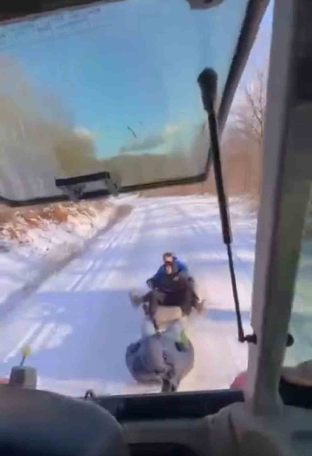 BURSA'DA ÇOCUKLAR TRAKTÖRE BAĞLANAN LASTİKLERLE KARIN KEYFİNİ ÇIKARDI