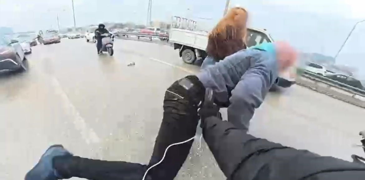 BURSA'DA İKİ SÜRÜCÜ ARASINDA 'YOL VERME' TARTIŞMASI NEDENİYLE ÇIKAN KAVGADA TARAFLARIN BİRBİRİNE...