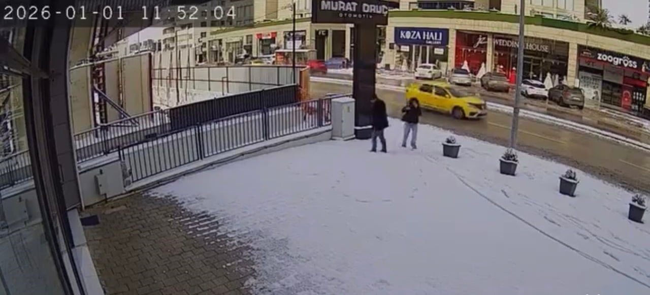 BURSA'DA KARLA KAPLANAN KALDIRIM ÜZERİNDE KALP ÇİZEN SEVGİLİ ÇİFTİN O ANLARI GÜVENLİK KAMERASINA...