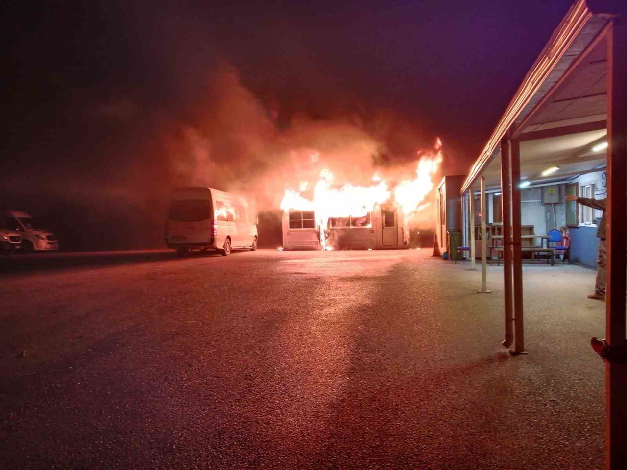 BURSA'DA MİNİBÜS DURAKLARINDA ÇIKAN YANGINDA 20 MİNİBÜS ALEVLERİN SIÇRAMASINDAN SON ANDA...