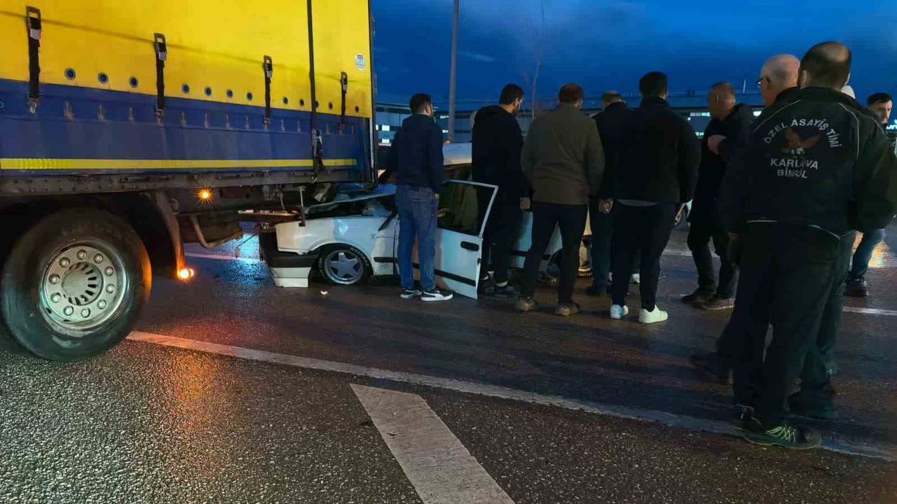 BURSA'DA OTOMOBİL TIRA ARKADAN ÇARPTI : 1 YARALI