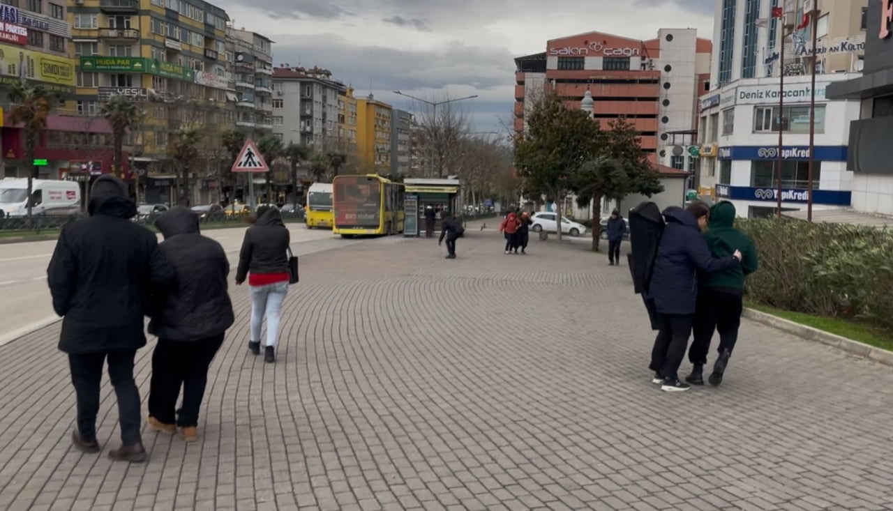 BURSA'DA SAATTEKİ HIZI 75 KİLOMETREYE ULAŞAN FIRTINA HAYATI FELÇ ETTİ. ÇOK SAYIDA AĞACIN DALLARI...