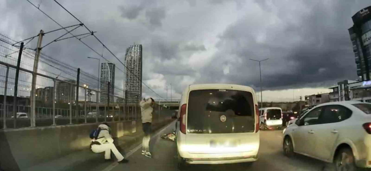 BURSA'DA SEYİR HALİNDEKİ MOTOSİKLETLİ İLE ÇARPIŞTIKTAN SONRA ARACINDAN İNEN SÜRÜCÜ, ÖLÜMDEN DÖNEN...