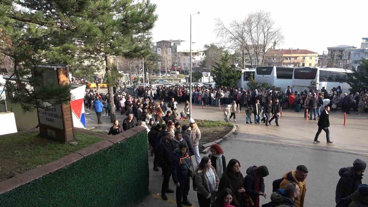 BURSA'DA SOĞUK AMA GÜNEŞLİ HAVAYI DEĞERLENDİRMEK İSTEYENLER, ULUDAĞ'A ÇIKMAK İSTEDİ. HEM BURSA...