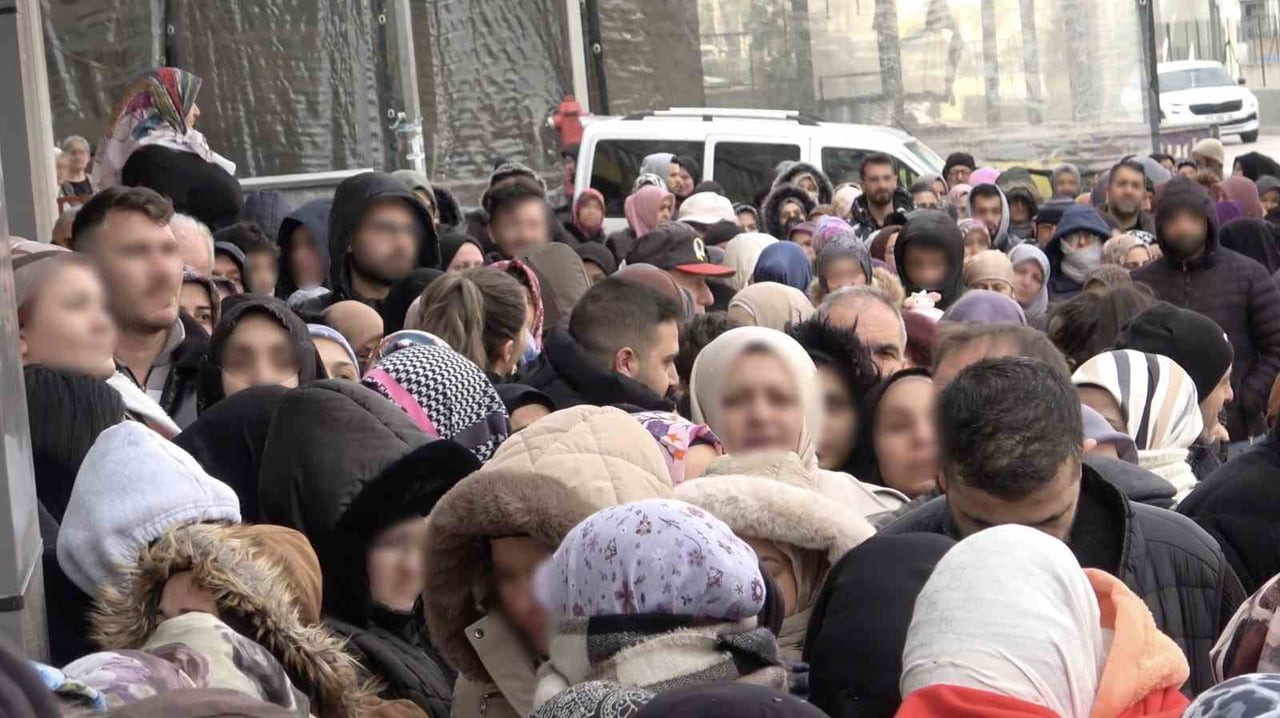 BURSA'DA YENİ AÇILIŞI YAPILAN BİR MAĞAZININ UYGUN FİYATLI ÜRÜNLERİ, YÜZLERCE VATANDAŞIN SAATLERCE...