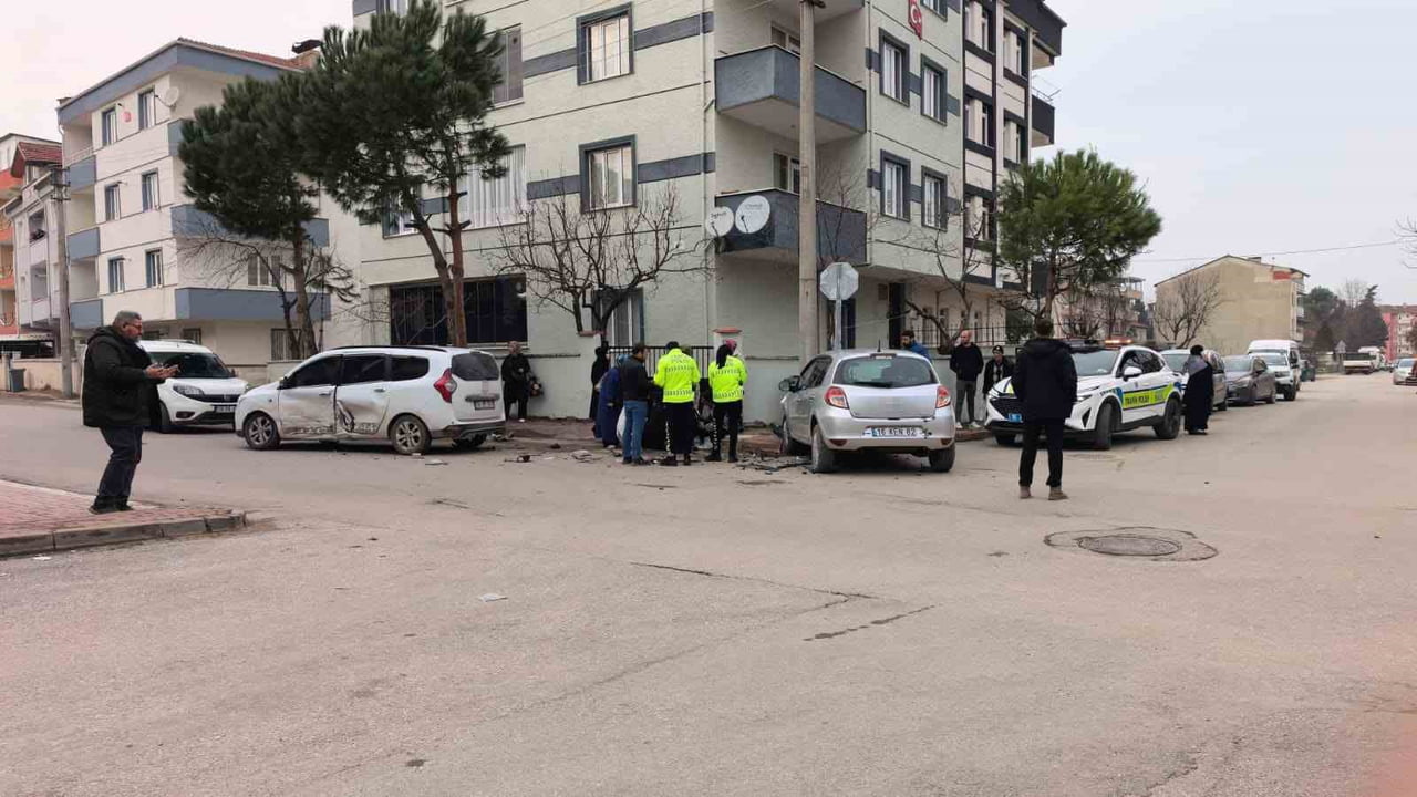 BURSA'NIN İNEGÖL İLÇESİNDE 2 OTOMOBİLİN ÇARPIŞMASI SONUCU 2 KİŞİ YARALANDI. ANNESİYLE BİRLİKTE...