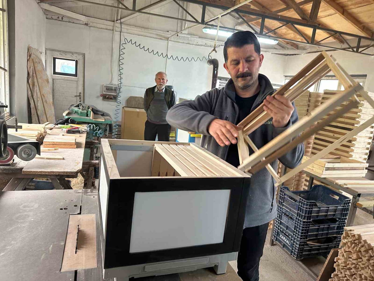 BURSA'NIN İNEGÖL İLÇESİNDE ARICILIKLA UĞRAŞAN HAYRİ SOYLU, ARICILARDAN GELEN TALEP ÜZERİNE...