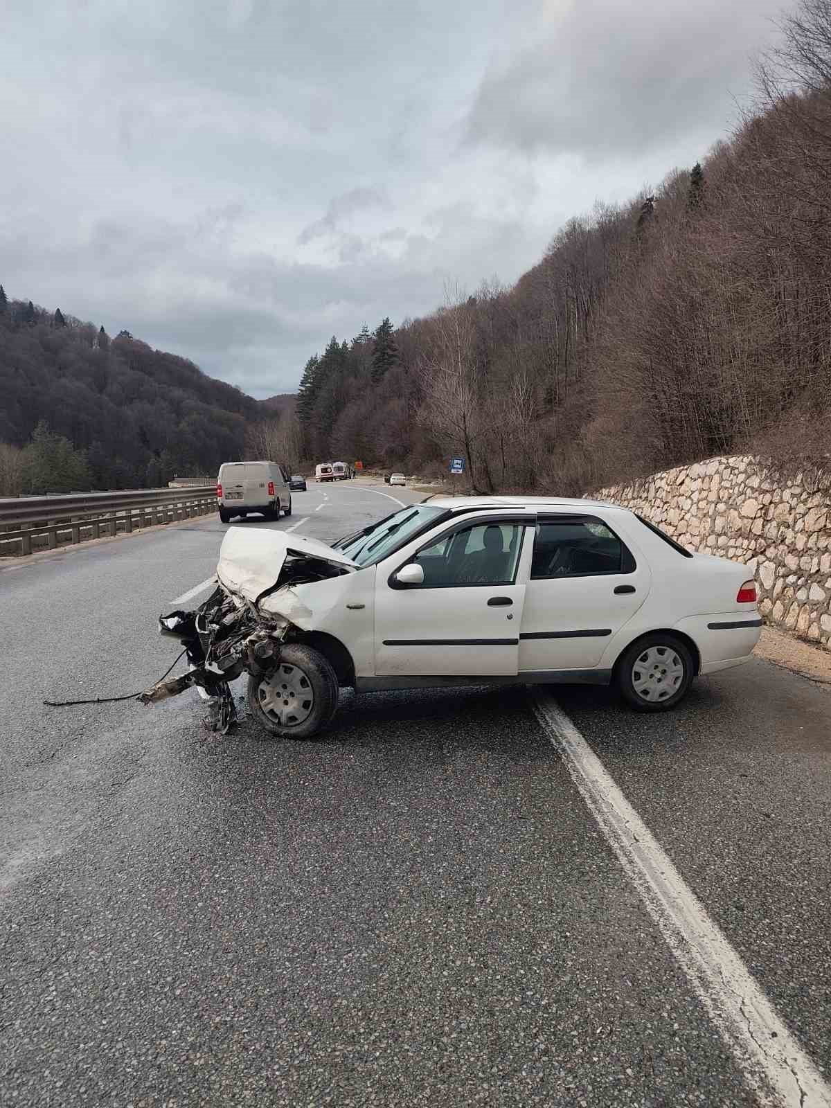 BURSA'NIN İNEGÖL İLÇESİNDE, BARİYERLERE ÇARPAN OTOMOBİLDE SÜRÜCÜ İLE İKİ ÇOCUK...