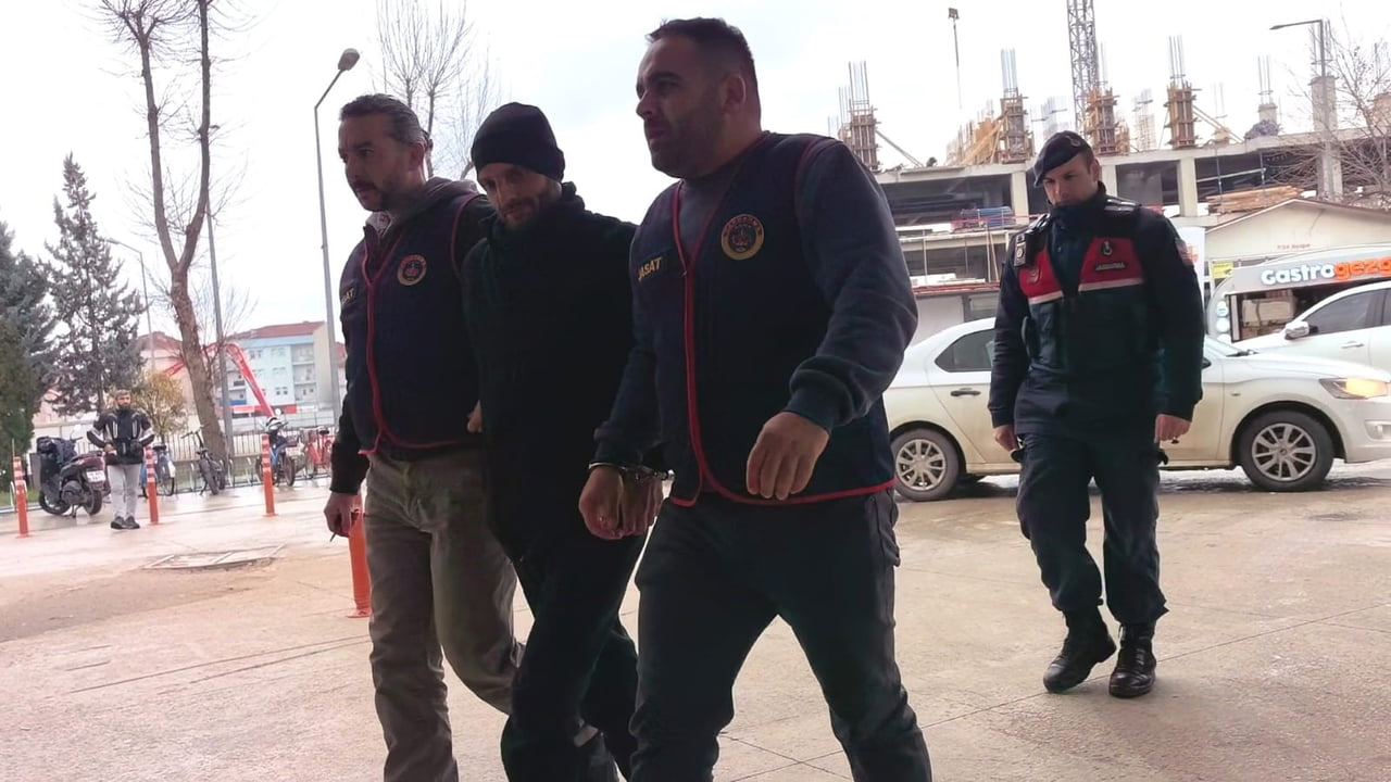 BURSA'NIN İNEGÖL İLÇESİNDE CEZAEVİNDEN FİRAR EDEREK TEKEL BAYİNE TÜFEKLE ATEŞ EDİP 2 KİŞİNİN...