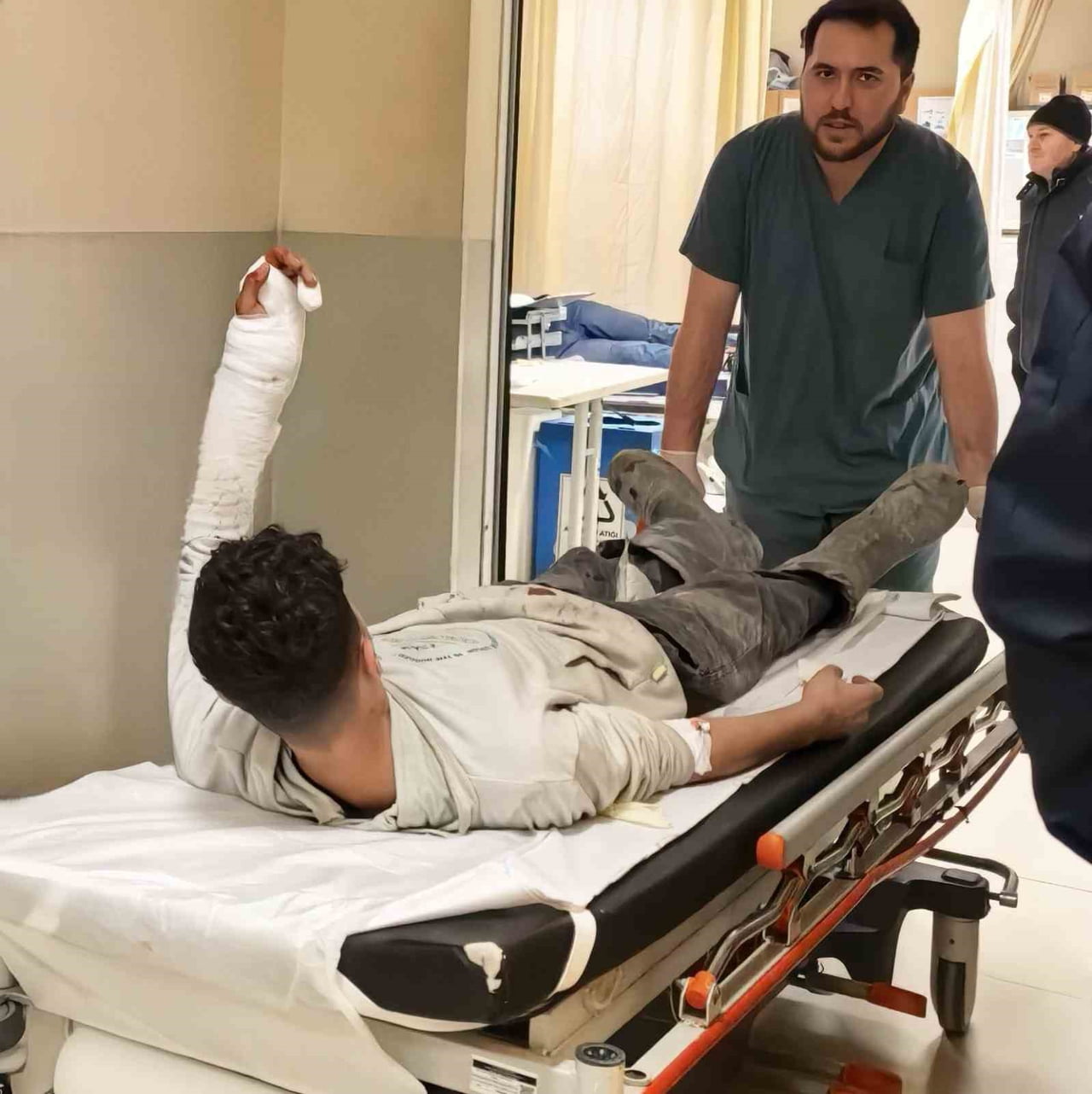 BURSA'NIN İNEGÖL İLÇESİNDE FAALİYET GÖSTEREN BİR OTO KAPORTACIDA MEYDANA GELEN OLAYDA KOLUNU CAM...