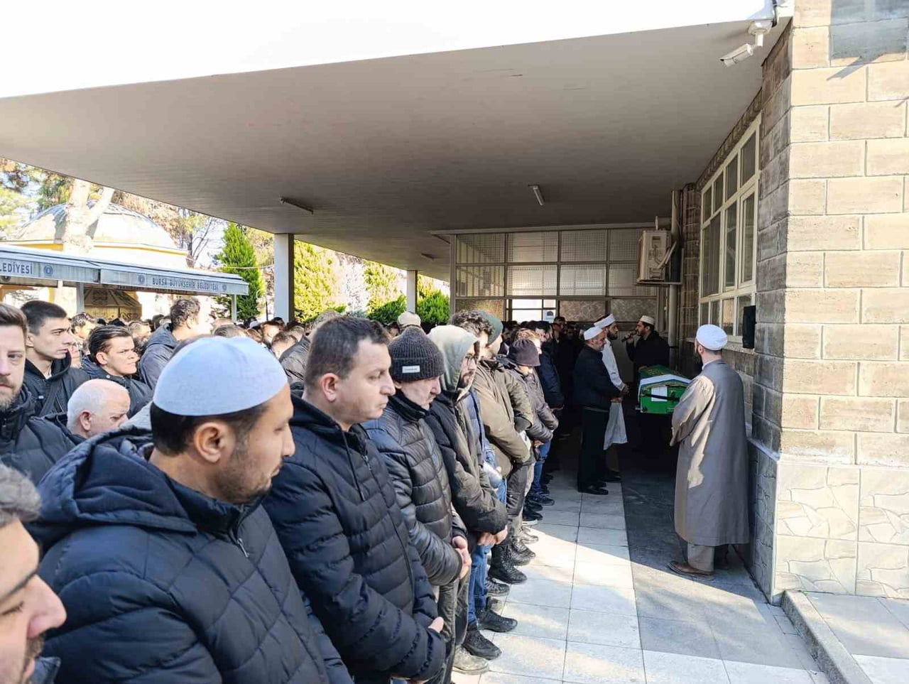 BURSA'NIN İNEGÖL İLÇESİNDE FAALİYET GÖSTEREN KERESTE FABRİKASINDA TOMRUKLARI TAŞIDIĞI VİNCİN...