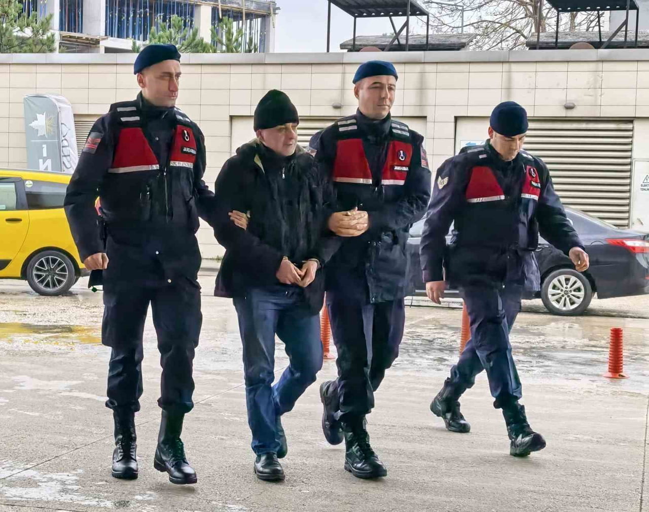 BURSA'NIN İNEGÖL İLÇESİNDE HAKKINDA KESİNLEŞMİŞ 13 YIL HAPİS CEZASI BULUNAN ŞAHIS JANDARMA...